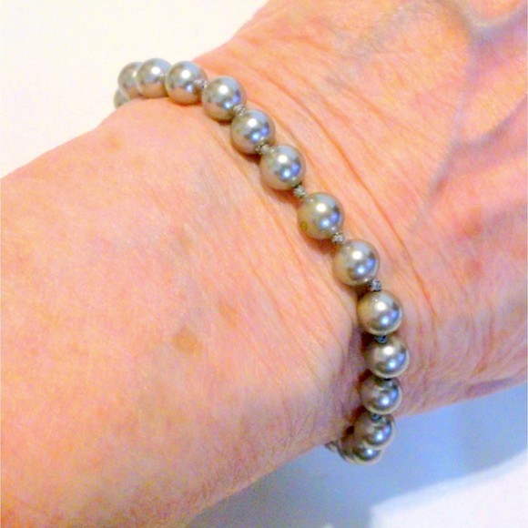 Vintage Richelieu Hand Knotted Faux Gray Pearl Bracelet NOS - Picture 3 of 3